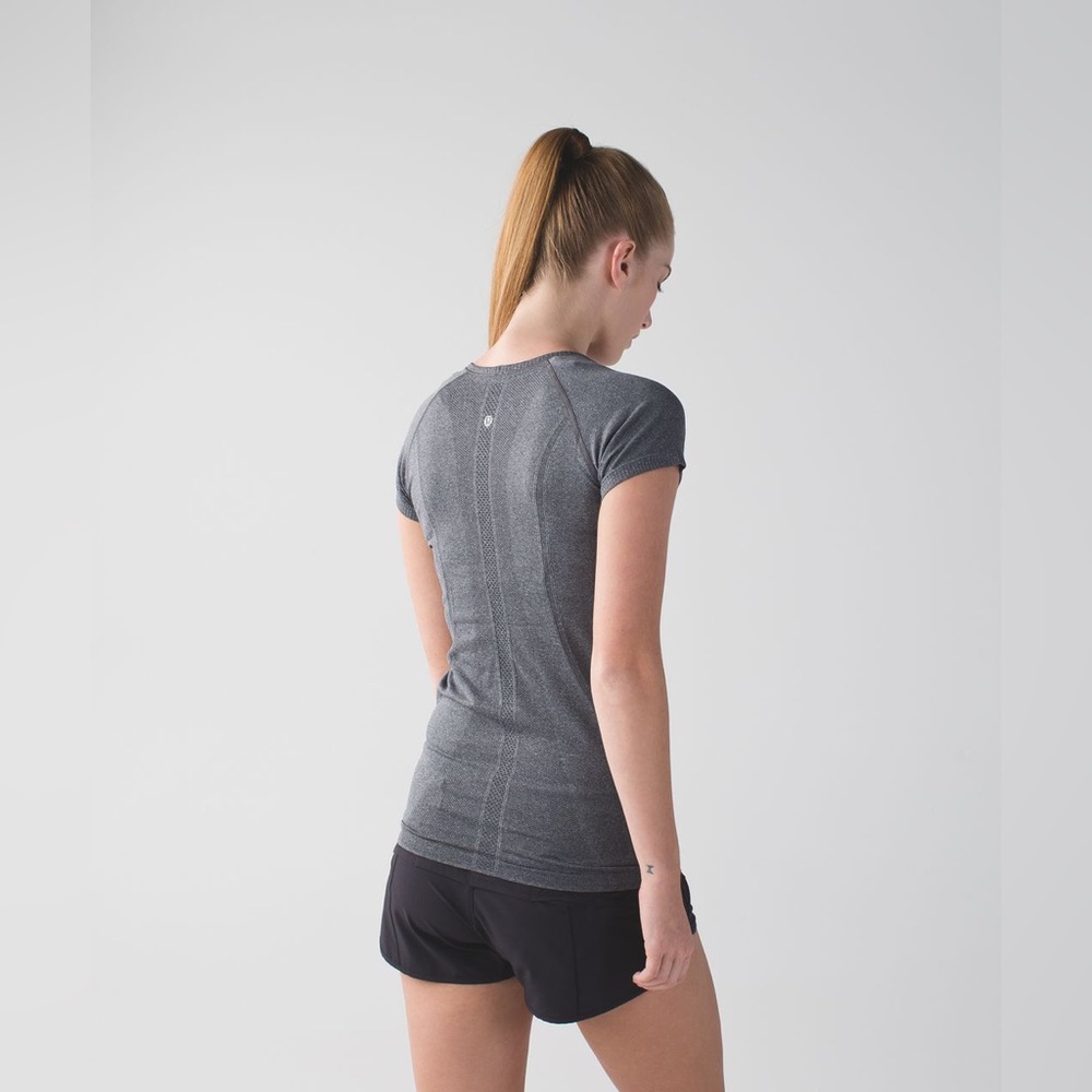 Lululemon Run: Swiftly Tech V Neck Black - Picture 2 of 13